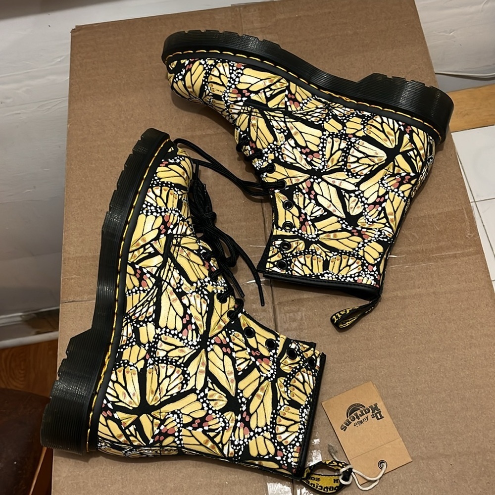 Dr Martens 1460 Butterfly Print Suede Lace-Up Boots Size 7 NWT - Picture 8 of 15